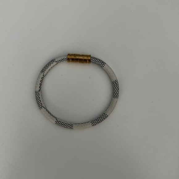 Magnetic Louis Vuitton bracelet - Picture 1 of 3